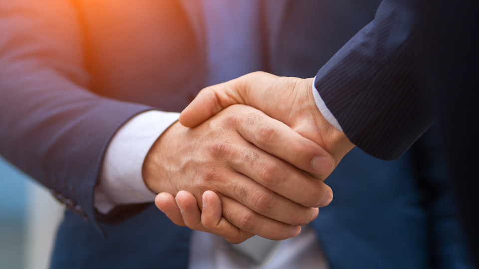Newsroom - Hand shake